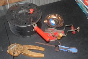 Lot of (5) Vintage Household - Speedy Bean Slicer, Corn Popper, Ash Tray, Nutcracker, Ice Pick