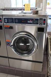 lot 22 image: Dexter Thoroughbred 400 WCAD30KCB-12US Commercial Triple Load Washer