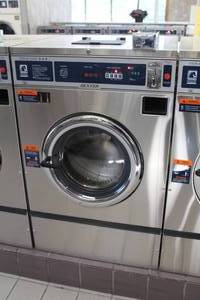lot 23 image: Dexter Thoroughbred 400 WCAD30KCB-12US Commercial Triple Load Washer