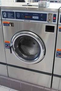 lot 24 image: Dexter Thoroughbred 400 WCAD30KCB-12US Commercial Triple Load Washer