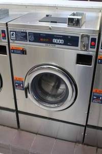 lot 32 image: Dexter Thoroughbred 300 WCAD20KCB-10US Commercial Double Load Washer