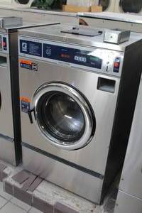 lot 42 image: Dexter Thoroughbred 400 WCAD30KCS-12 Commercial Triple Load Washer