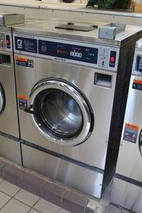lot 43 image: Dexter Thoroughbred 400 WCAD30KCS-12 Commercial Triple Load Washer