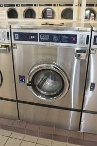 lot 47 image: Dexter Thoroughbred 900 WCN55AEK Commercial Mega Load Washer