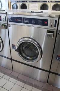 lot 48 image: Dexter Thoroughbred 900 WCN55AEK Commercial Mega Load Washer