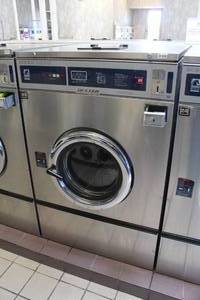 lot 51 image: Dexter Thoroughbred 900 WCN55AEK Commercial Mega Load Washer