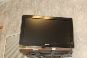lot 89 image: Phillips Flatscreen TV 32 with Remote Control