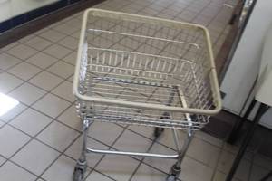 lot 105 image: Commercial Laundry Cart
