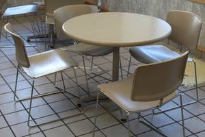 lot 116 image: Pedestal Table with (4) MetalPlastic Conference Chairs