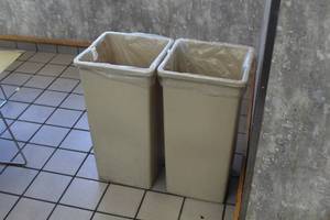 lot 118 image: Lot of (2) Plastic Trash Cans