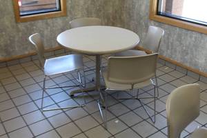 lot 117 image: Pedestal Table with (4) MetalPlastic Conference Chairs