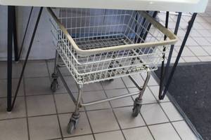 lot 121 image: Commercial Laundry Cart