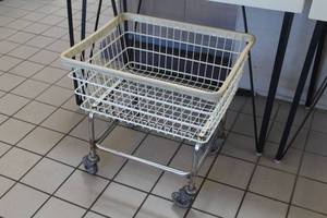 lot 122 image: Commercial Laundry Cart