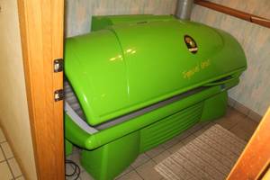 lot 130 image: 41 U.P.P. Tropical Series Tanning Bed