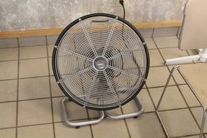 lot 146 image: Xtreme Garage 18 Floor Fan