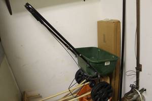 lot 155 image: Scotts SpeedyGreen 1000 Broadcast Spreader