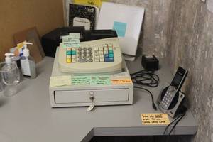 lot 171 image: Royal Cash Management System 425CX Cash Register with Keys