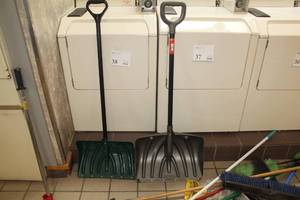 lot 183 image: Lot of (2) Snow Shovels