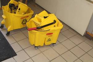 lot 185 image: Rubbermaid Mop Bucket with Squeegee