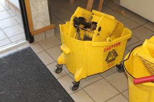 lot 186 image: Rubbermaid Mop Bucket with Squeegee