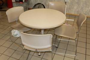 lot 88 image: Pedestal Table with (4) MetalPlastic Conference Chairs