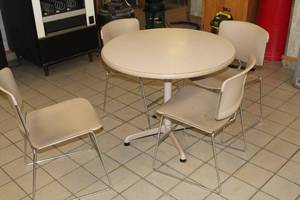 lot 87 image: Pedestal Table with (4) MetalPlastic Conference Chairs