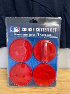 lot 9 image: Minnesota Twins Womens XL Shirt with MN Twins Cookie Cutter Set