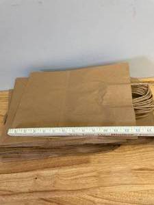 lot 40 image: Lot of 50 9.5 x 13 Paper Bags with Handles