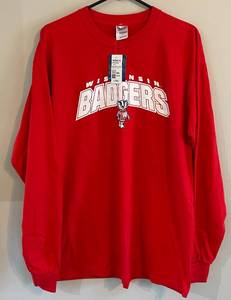 lot 18 image: Wisconsin Badgers Mens Long Sleeve Shirt Size XL