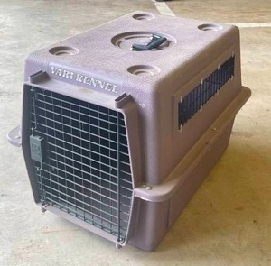 lot 43 image: Medium Portable Dog Kennel Pet Carrier.