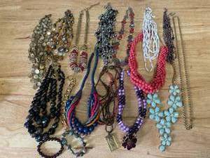 lot 82 image: Lot of Costume Jewelry Necklaces