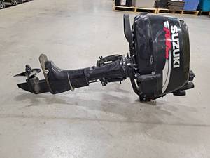 lot 16 image: SUZUKI 4-Stroke 4HP Outboard Motor - Tiller Handle - Appears to have never been used or used very little