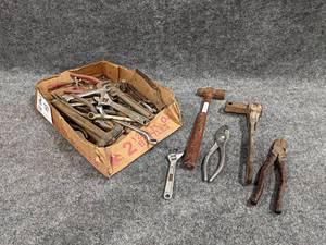 lot 127 image: Lot of Assorted Hand Tools