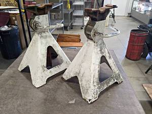 lot 234 image: Pair of Heavy Duty Jack Stands - Height from 16 to 24 - NO SHIPPING