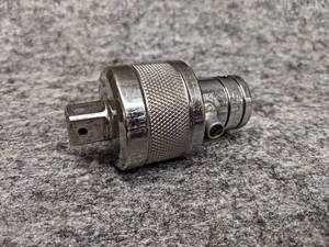 lot 424 image: SNAP-ON 12 Drive Ratcheting Adapter - Part No. S77A