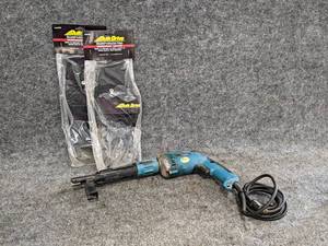lot 460 image: Makita Electric Drill w QuikDrive PRO Subfloor  Decking Screw Fastening Attachment  (2) Screw Quivers
