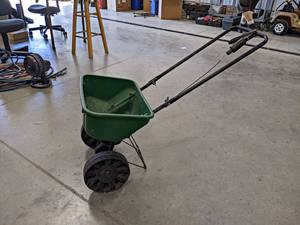 lot 475 image: Scotts SpeedyGreen Seed  Fertilizer Spreader - NO SHIPPING