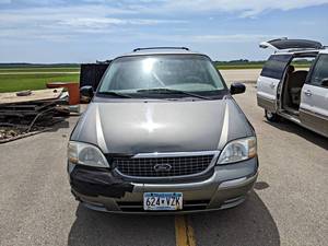lot 1 image: 2003 Ford Windstar Minivan