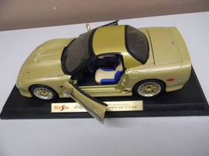 MAISTO 118 SCALE - 2003 SIGNATURE EDITION CHEVROLET CORVETTE GOLD - NICE - VERY COOL PIECE - SEE PICTURES