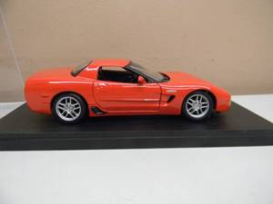 MAISTO 124 SCALE - 2002 CHEVROLET CORVETTE - VERY NICE - IN CASE -  AWESOME PIECE - SEE PICTURES
