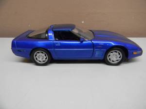 124 SCALE - CHEVROLET CORVETTE #68010 & 124 SCALE CHEVROLET CORVETTE #68003 - VERY NICE - COOL PIECES - SEE PICTURES