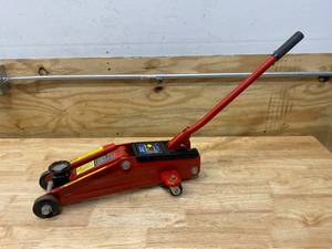 lot 17 image: NORTHERN INDUSTRIAL 2 Ton Floor Jack