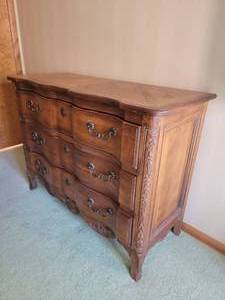 lot 25 image: Hekman Traditional Three Drawer Dresser