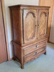 lot 56 image: Drexel Traditional Bedroom Wardrobe