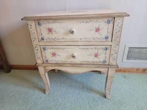 lot 27 image: Gabberts Floral Chairside Table
