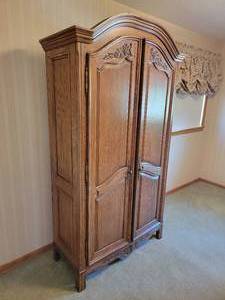 lot 28 image: Pennsylvania House Imperial Wardrobe