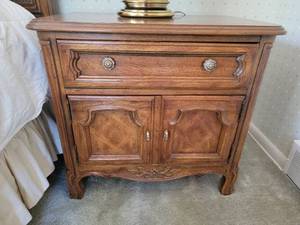 lot 5D image: Beautiful Bedside Table by Drexel B