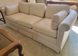 lot 15 image: Beautiful White Sofa by Baker Furniture B