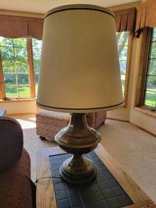 lot 64 image: Classic Scalloped Brass Vase Lamp