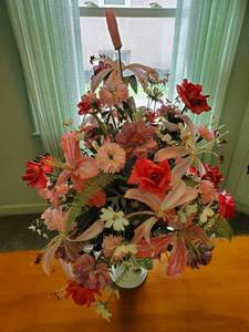 Statue Style Vase With Faux Flowers